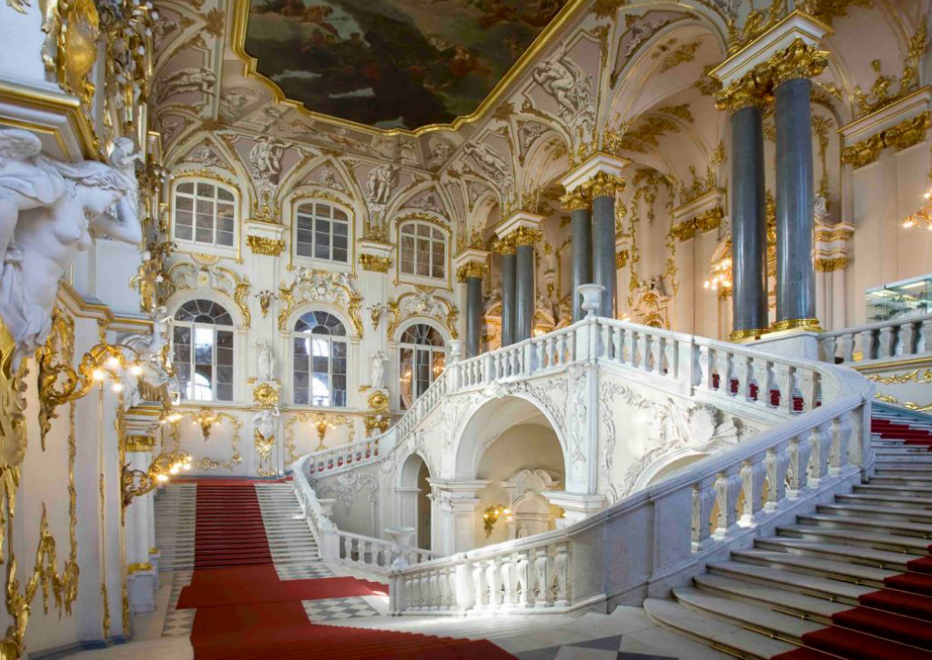 Interior del museo del Hermitage, estructuras majestuosas con detalles dorados.